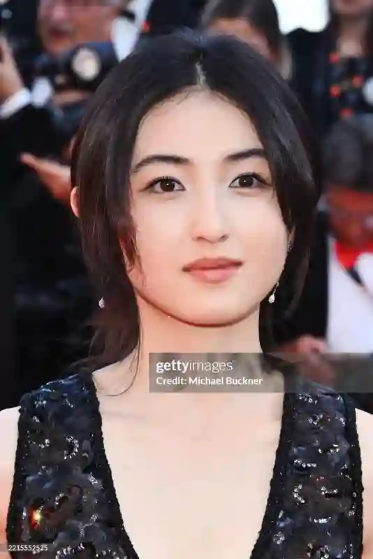 戛纳红毯：周冬雨久违露面，舒淇林志玲不曾老去，于适身材好抢镜