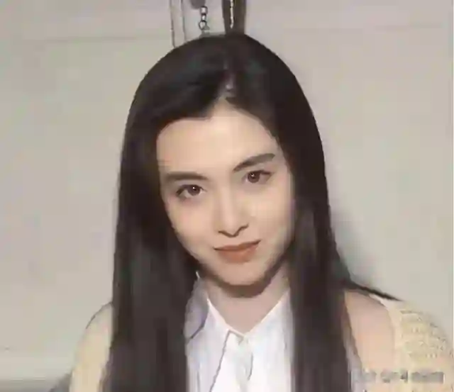 口罩眼镜齐上阵，不露真面目的王祖贤，遮掩的答案早已不言而喻
