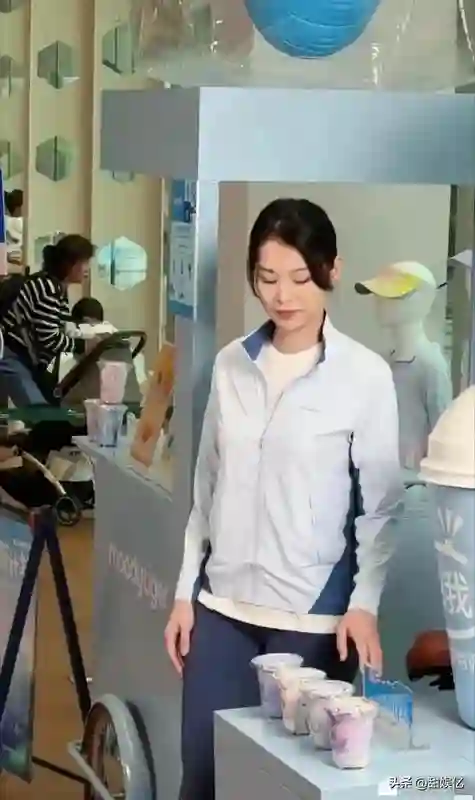胡杏儿在上海浦东嘉里城，给小众品牌做代言，站在店门口像售货员