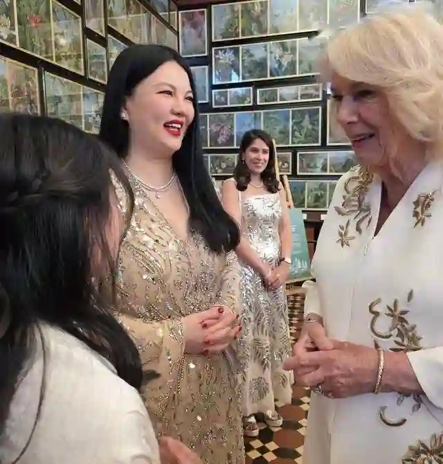 49岁李湘英国看马赛，母女俩穿透视装引热议，被嘲像两个老姐妹