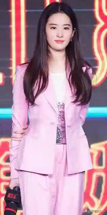 38岁刘亦菲，内娱明星畸形审美，给出狠狠一课！