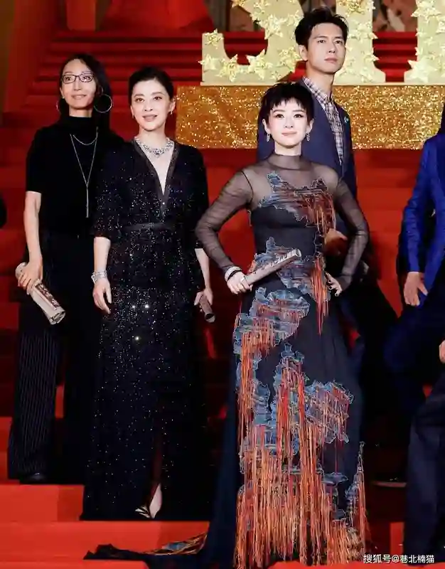 梅婷回京老公曾剑现身接机，黑衣装扮“老人味”明显，牵手像父女