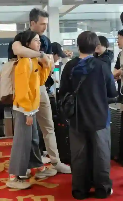 梁咏琪一家出游被偶遇！10岁女儿个头超爸爸肩膀，外籍老公超帅气