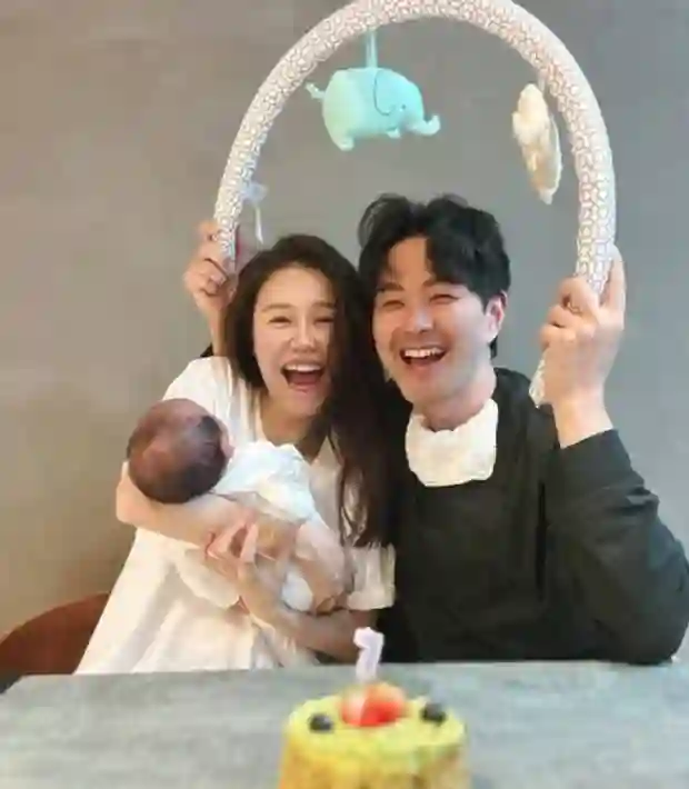萧正楠黄翠如晒照庆儿子满月，一家三口甜蜜满屏
