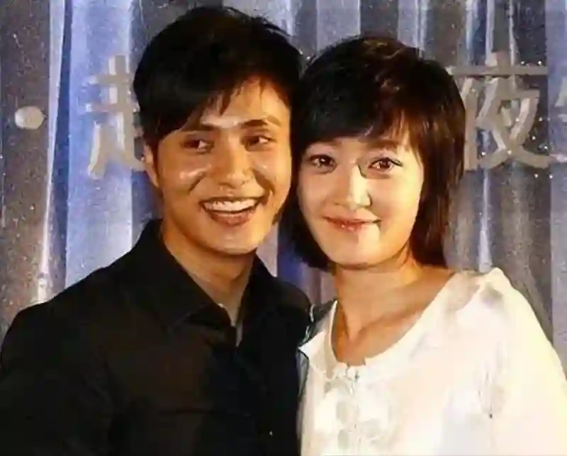 她24岁主持春晚，传两个男人为她离婚，如今49岁被宠成了公主