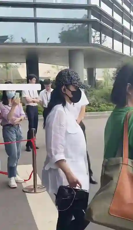 阿娇44岁宁波站台穿白衬衫遭疑似孕妇，四万包包引围观，现场气氛火热！