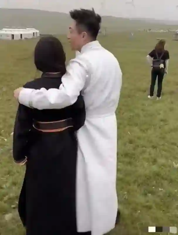 汪小菲无视S妈嘱托，曝光俩孩子正面照，玥儿太像大S、霖儿很清秀