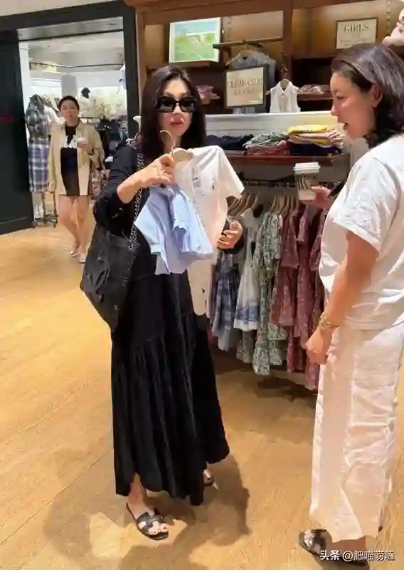 朱珠逛街穿拖鞋出行接地气，戴墨镜披长发又美又飒