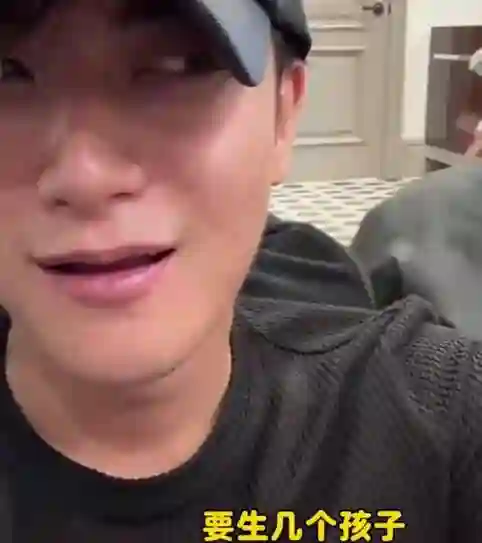 黄子韬徐艺洋孩子首曝光：徐妈妈温柔抱着婴儿，满脸的宠溺和灿笑