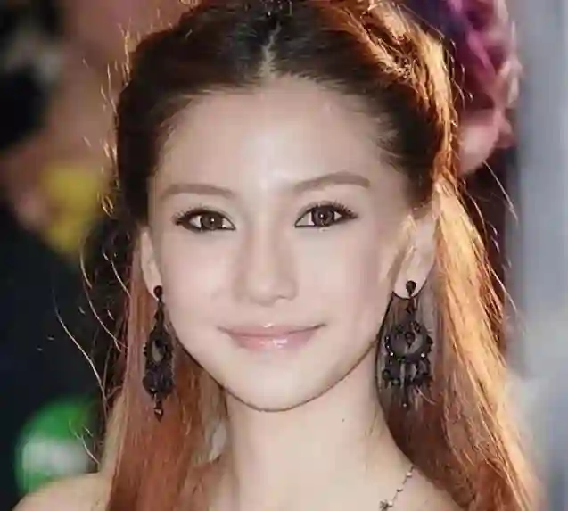 落毛普思不如鸡！否认靠黄晓明“红”的杨颖，离婚后“混”成这样