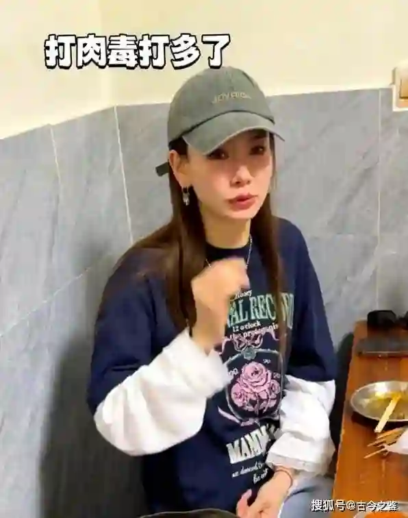 张柏芝出席活动颜值崩塌？眼睛一大一小很怪异，网友：变大小眼了
