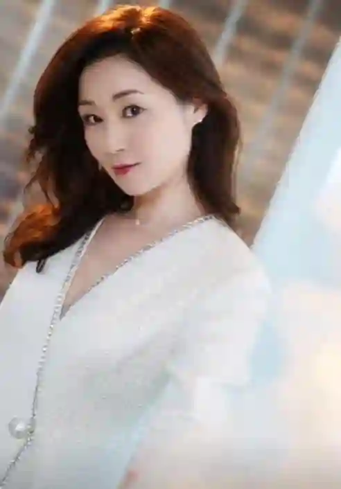 万绮雯现状：55岁肤白貌美无儿女，和丈夫长住内地，义子长得很帅