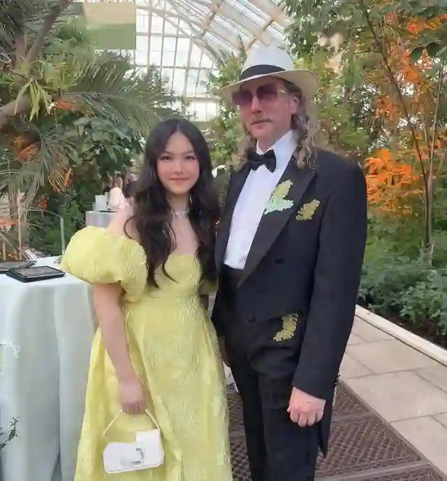 49岁李湘英国看马赛，母女俩穿透视装引热议，被嘲像两个老姐妹
