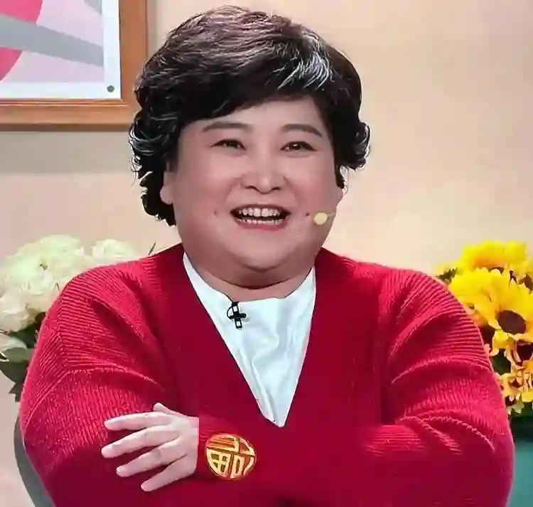 43岁贾玲近况曝光，与汪顺一起打网球，身材苗条活力满满，没复胖