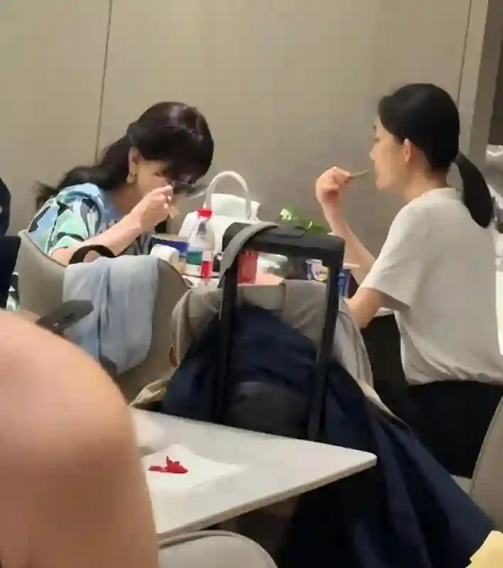 赵雅芝机场吃泡面被偶遇，喝矿泉水还得用吸管，饭后狂补妆真优雅