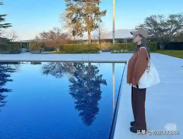 周杰伦老婆昆凌五一假期分享一家五口背影，夫妻手牵手甜度爆表