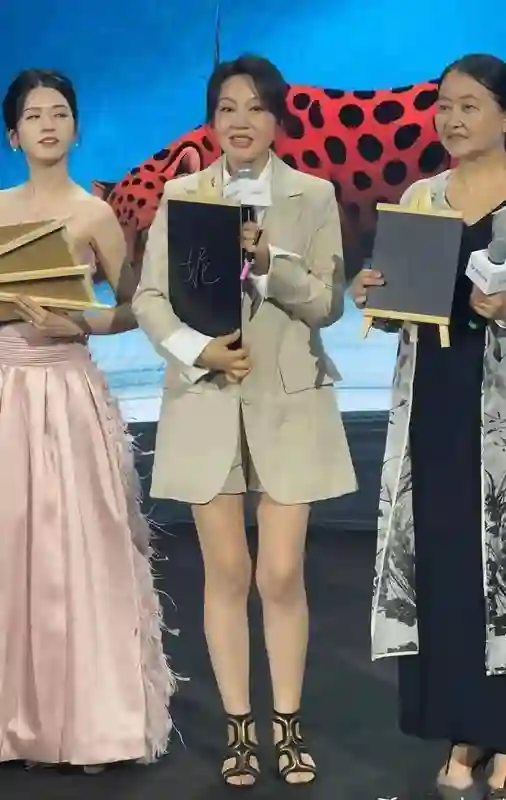 女演员同框:闫妮“大姐”气场，左小青脸有些肿，颖儿太出挑了