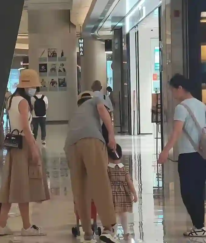 45岁任重和老婆牵手逛街，孙骁骁身材苗条似少女，隐婚生娃好幸福