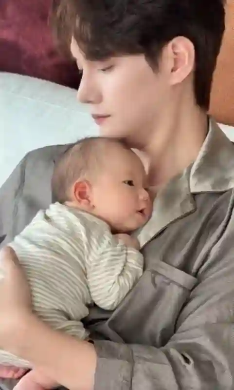 张檬首次公开儿子正面照，小五怀抱孩子尽显温柔父爱