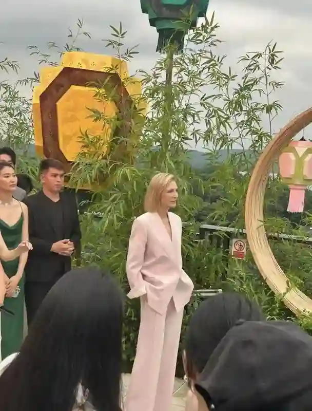 朗朗这回赚大了！不仅与4位美人同框，还紧贴着衣着大方的刘嘉玲
