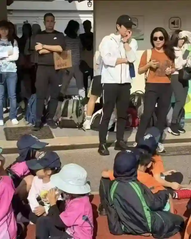 黎明现身女儿学校运动会，他58岁还年轻帅气，老婆罕见露面长相很普通！