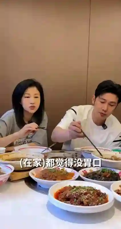 陆毅女儿长大啦，贝儿长得亭亭玉立，眉眼间透着灵动，嘴唇真好看