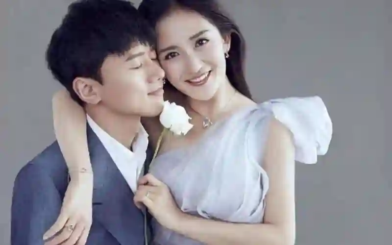 张杰谢娜夫妇带娃逛街好温馨，打扮巨接地气，女儿大长腿瞩目