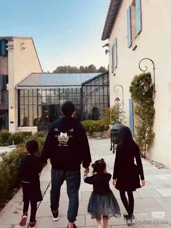 周杰伦老婆昆凌五一假期分享一家五口背影，夫妻手牵手甜度爆表