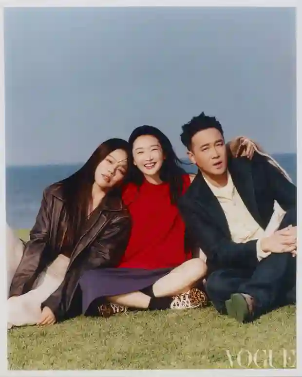 周冬雨马思纯曾国强十年后同框！搂肩合照尽显深厚情谊