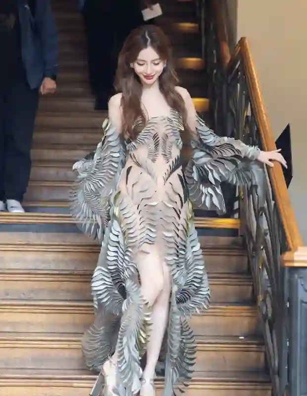 巴黎时装周：王一博帅翻，辛芷蕾脸圆了，迪丽热巴赫本风惊艳全场