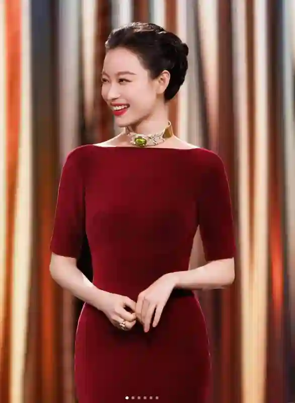 倪妮红毯生图惊艳亮相，肢体动作引热议，衣着与身形引发讨论