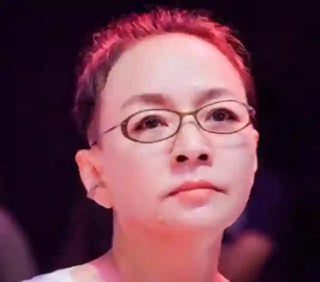 65岁宋丹丹现状：3段婚姻4个男人，面容憔悴，和那英在北京逛商场