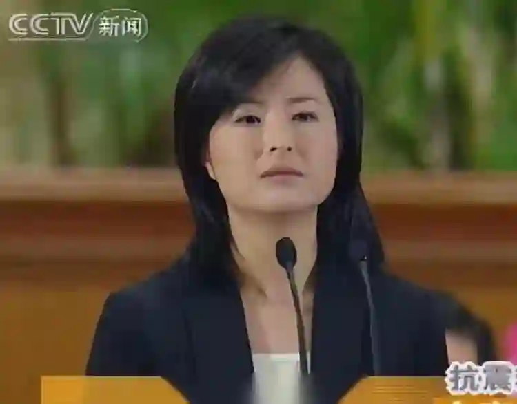 她曾是央视一枝花，低调嫁大18岁李铁为妻，如今52岁已满头白发