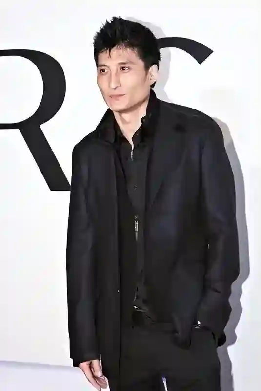 演员亲兄弟，境遇大不相同！弟弟住豪宅，哥哥却在成名后锒铛入狱