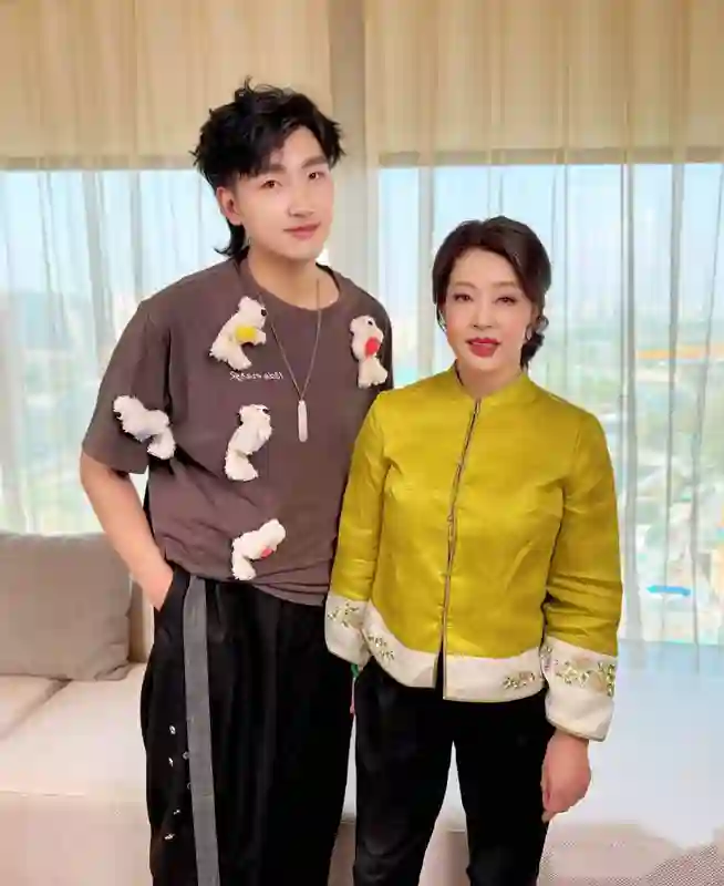 74岁刘晓庆穿金色中式褂子，皮肉紧致年轻了许多，她写字真好看