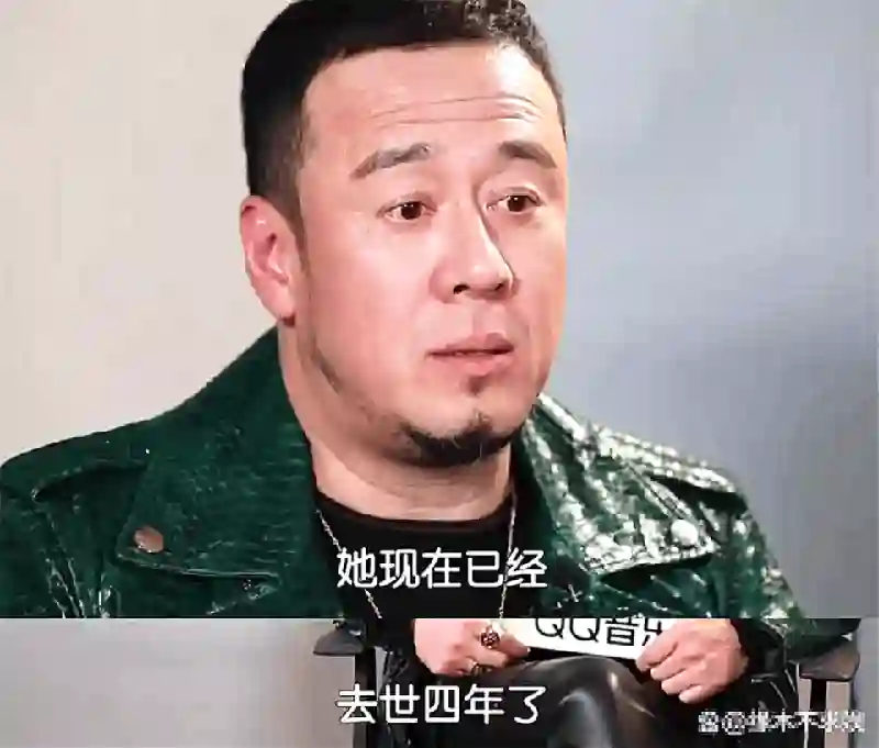 杨坤又上热搜了，饭后与高颜值美女十指相扣回酒店，举止十分亲密