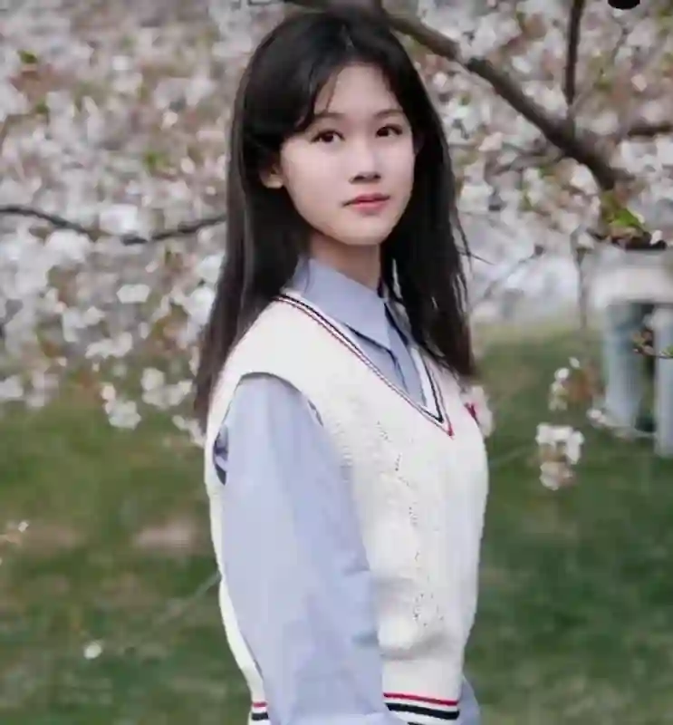 陆毅妻子鲍蕾晒樱花合影，母女花迷人，网友赞叹比李湘女儿清纯