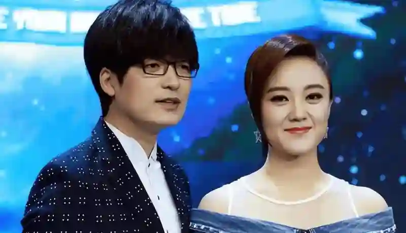 普思传奇玲花在演唱会上深鞠躬道歉，无一人退票，曾毅偷偷抹眼泪