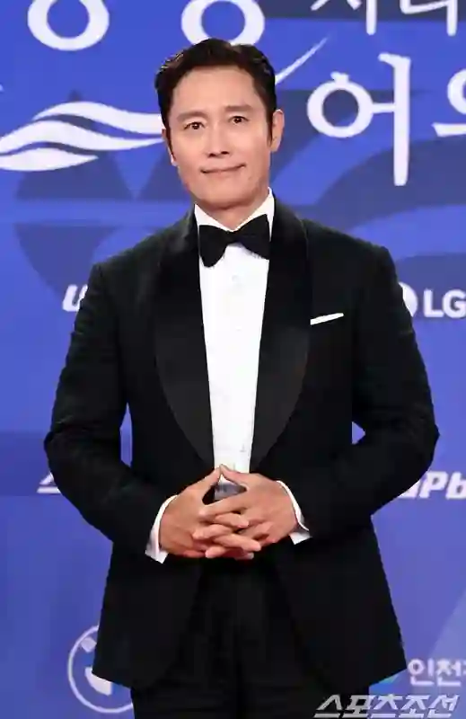韩国青龙奖：IU拿视后美如初恋，李惠利变黑魔女，朴宝剑帅回巅峰