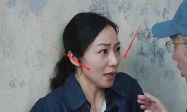 全程呲牙咧嘴，台词含糊不清，连影帝任达华都带不动这个拖油瓶！