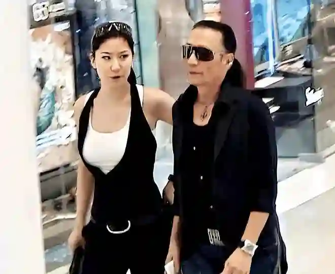 她曾一年更换7任男友，肆意妄为未婚生女，如今四十二岁无人敢娶
