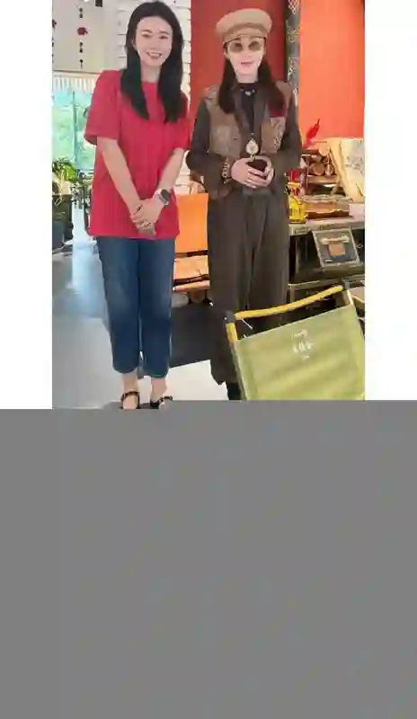 57岁张敏在浙江，皮肤好白，脸几乎无皱纹，与小10岁男友定居当地