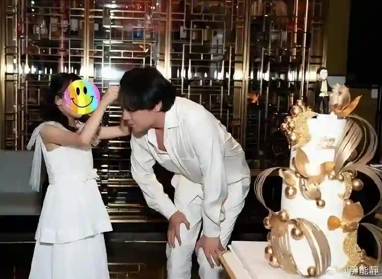 看哭！秦昊47岁生日，57岁伊能静写了一篇长文，再次回应婚变问题