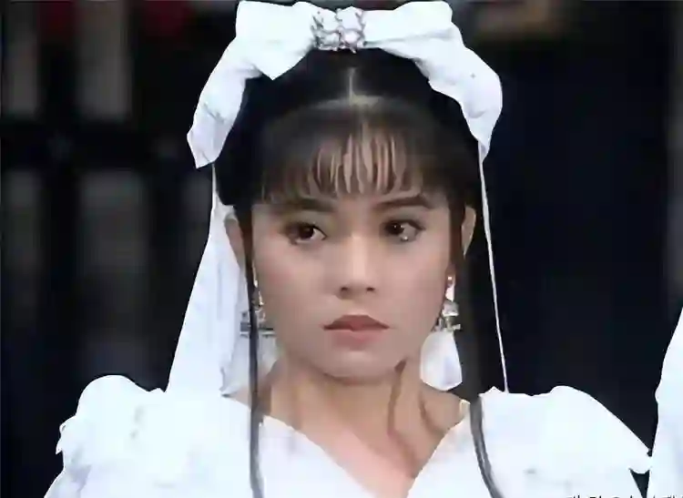 曾脚踢蓝洁瑛，暴打王耀庆，称打谁谁红，某“天后”的狗血人生