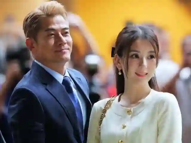 方媛带女儿逛超市被偶遇，怀三胎了仍穿厚底鞋！站姿显得有些豪放