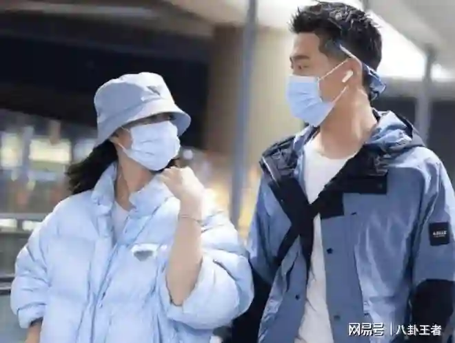 窦骁借子上位！何超莲穿着宽松遮孕肚，晒孕妇妊娠油，足足有4瓶
