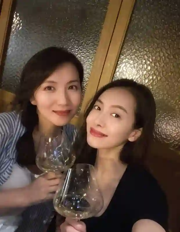 陈好宋茜聚会同框太甜！举杯合影笑靥如花，闺蜜情满屏溢出