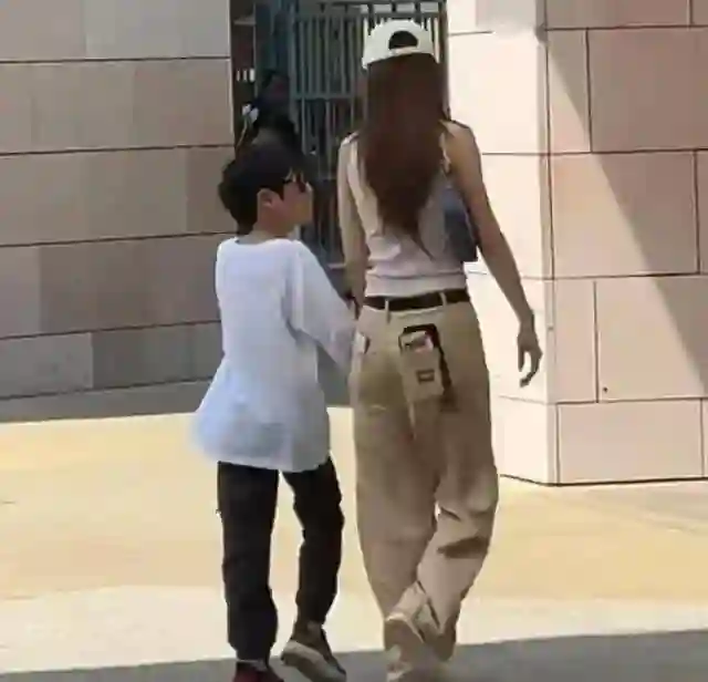 黄晓明前妻带儿子出游，8岁小海绵戴墨镜，穿长裤长袖，热到驼背
