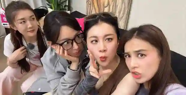 黄圣依po出与陈梦程潇李嘉格合照，鬼脸造型超吸睛