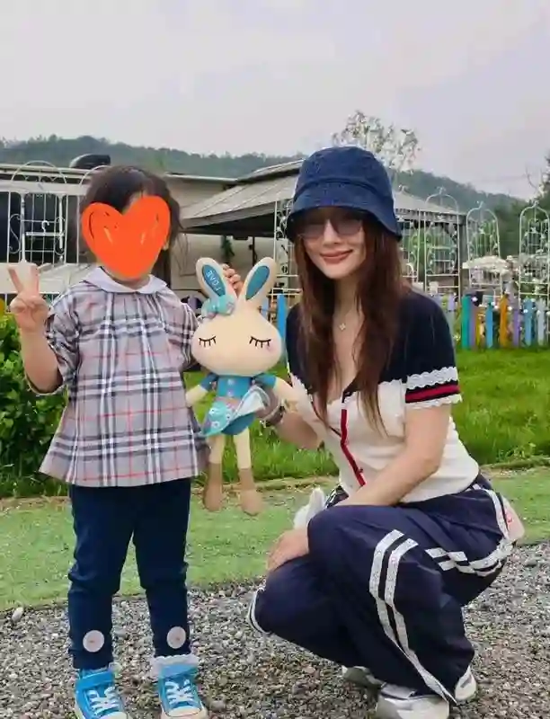 贾乃亮李小璐离婚后首合体引热议：避嫌不避责，女儿成最大赢家